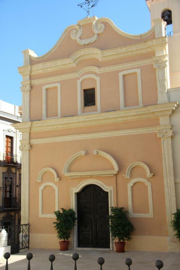 Sant Efisio Host *